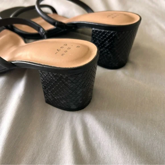 Black Wide width mule heel - Picture 3 of 4